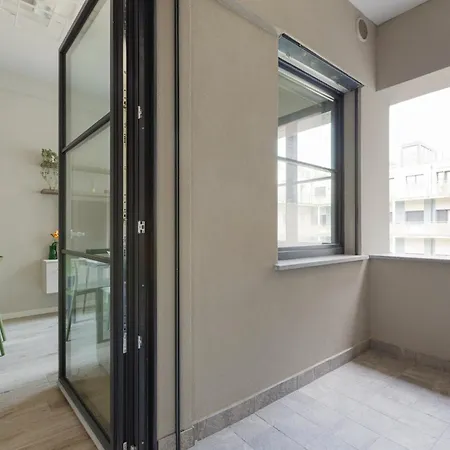 Apartman Superior With Veranda And Shared Swimming Pool Milánó