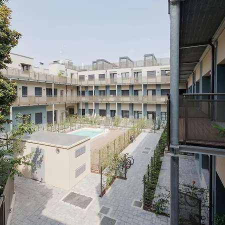 Apartman Superior With Veranda And Shared Swimming Pool Milánó